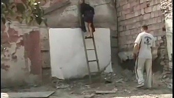 चश्मे वाली पुरानी जर्मन दादी बड़ी चुदाई का आनंद लेती है।