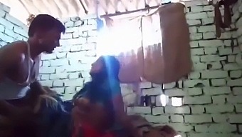 भारतीय गांव की पत्नी हो जाता है उसे मलाईदार बिल्ली गड़बड़ में पीछे से