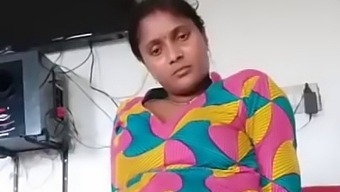 परिपक्व भारतीय महिला की गुदा खेल है ।