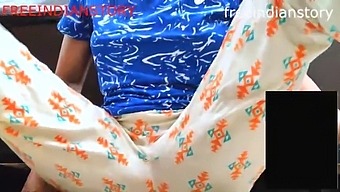 देखें एक भारतीय गृहिणी की हॉट वीडियो कॉल