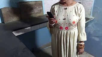 पति और बेटे के बीच रसोई में गुप्त त्रिगुट।