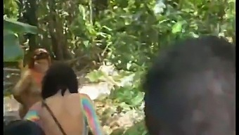 हम में से एक समूह समुद्र तट पर तांडव की मेजबानी करने के लिए एक वृद्धि पर निकल पड़ा।