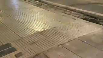 मेरी शुरुआती रात को एक सेक्स वर्कर के रूप में, मैं बाहर संभोग में संलग्न होती हूं।